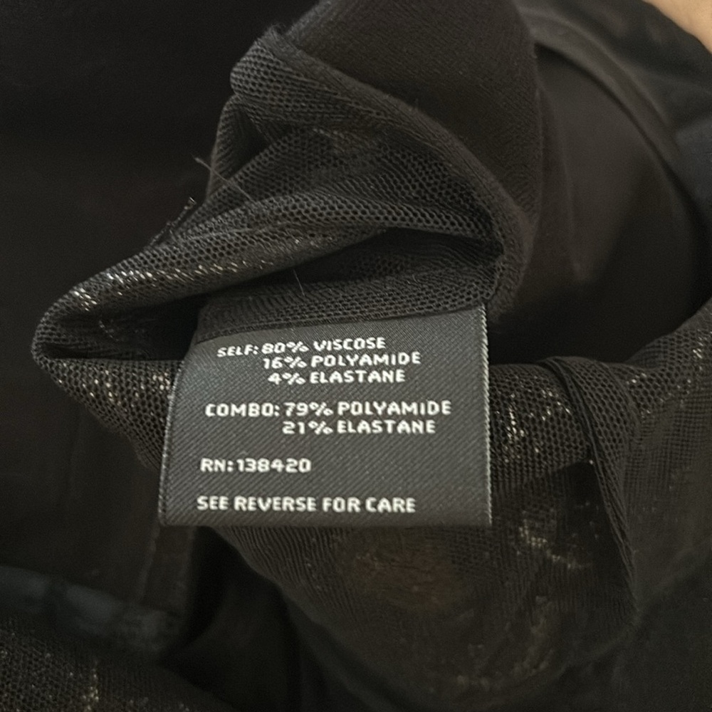 Striking Carlisle Black, Green, White, Gold Graphic Ruffled Top, 14 - Picture 4 of 14